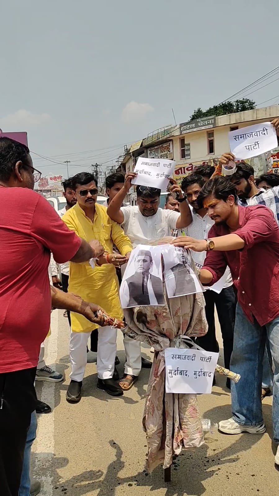 समाजवादी पार्टी गुंडे माफ़ियाओ की पार्टी बनके रह गई है : अम्बिकेश धर दुबे