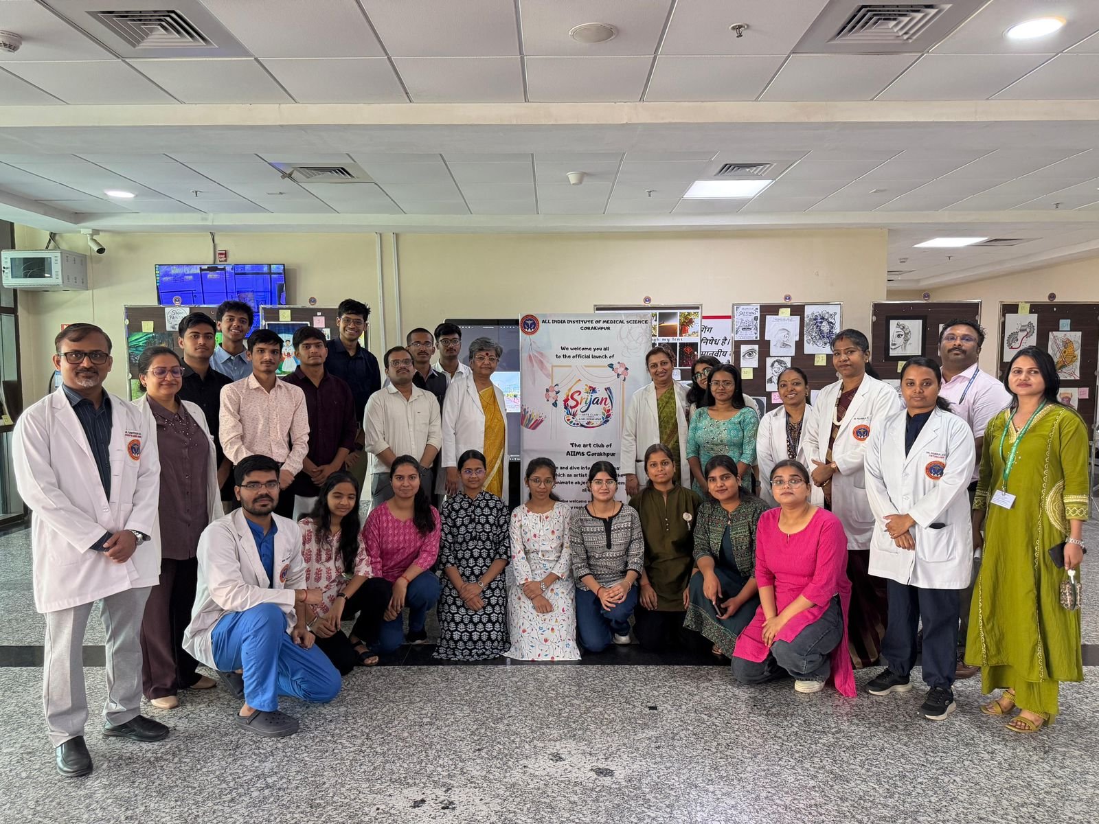 एम्स गोरखपुर में सृजन आर्ट्स एग्जीबिशन का आयोजन  कला संवेदनाओं और रचनात्मकता का उत्सव