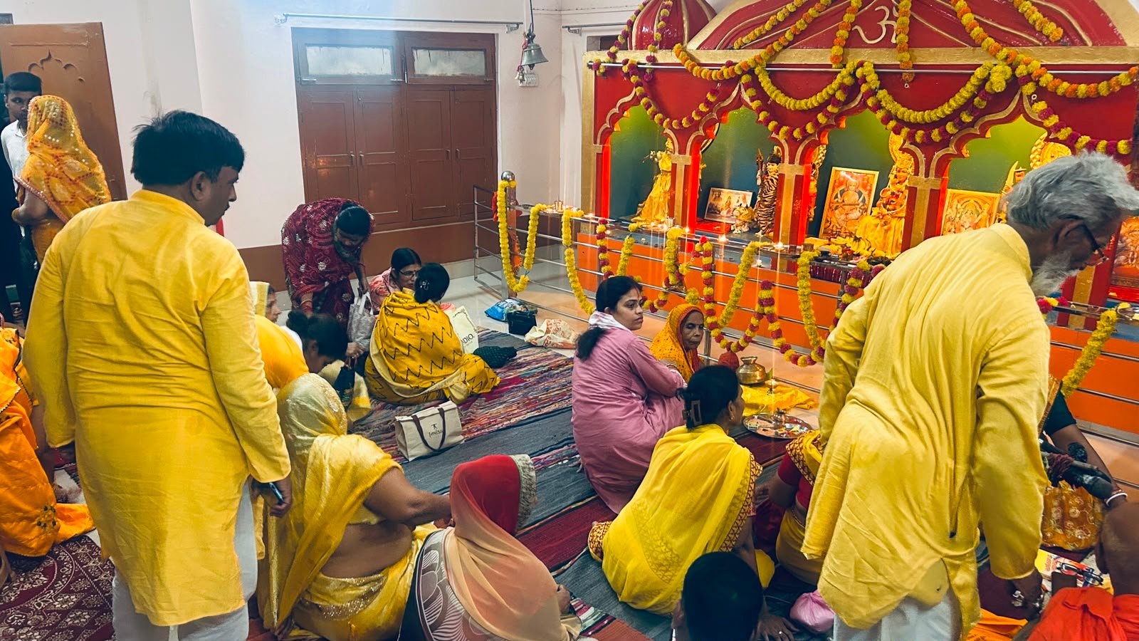गायत्री जयंती पर यज्ञ, जप और दीपयज्ञ से गुंजायमान रहे केंद्र